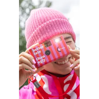 CAMARA DESECHABLE - BETTER LATE THAN UGLY 